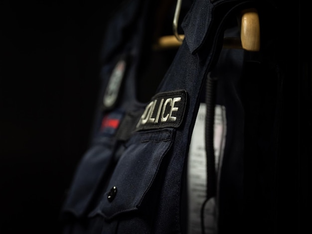 Photo police officers body armor hanging up in a locker room