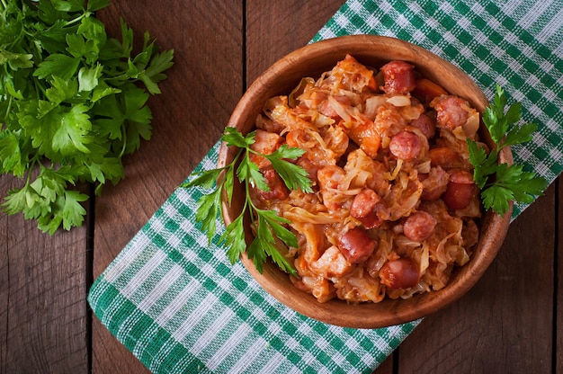 Foto bigos polacchi con salsiccia affumicata e pancetta