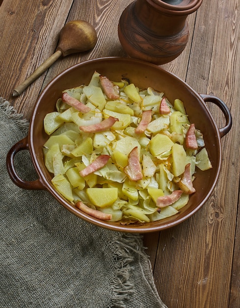 Casseruola di cavolo, patate e pancetta polacca