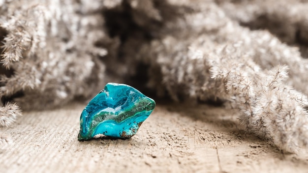 사진 목재에 광택이 나는 chrysocolla gem stone mineral