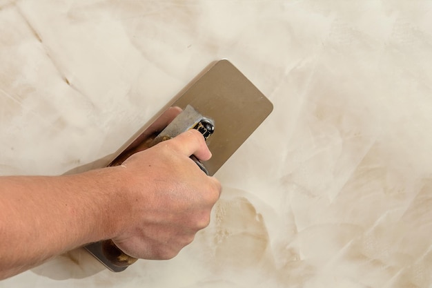 Polishing the Venetian plaster on the wall master