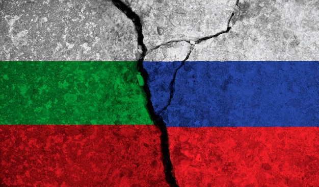 금이 간 콘크리트 배경에 불가리아와 러시아 국기 간의 정치적 관계