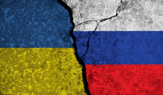 Политические отношения между украинскими и российскими национальными флагами на потрескавшемся бетонном фоне