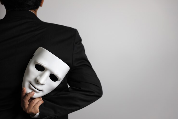 Foto politicus of zakenman die zwart kostuum draagt en wit masker verbergt