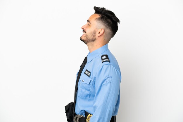 Politie blanke man geïsoleerd op een witte achtergrond lachen in laterale positie