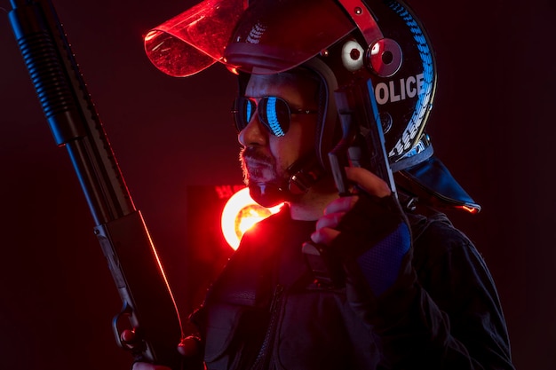 politieagent met volledige uitrusting voor anti-oproerpolitie, wetshandhaver in beschermend uniform klaar voor crowd control geïsoleerd op zwart