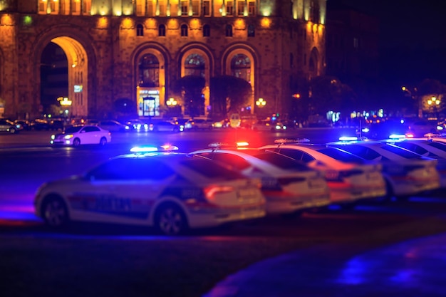 Politieauto in nachtlicht stad