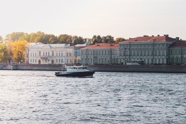 Politieboot op de rivier de neva sint-petersburg september