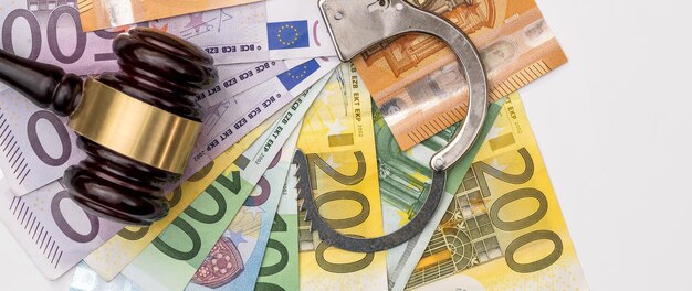 Politiehandboeien met euro eu-geld