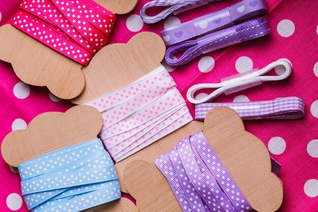 Polka dot lint op houten vintage klossen voor scrapbooking