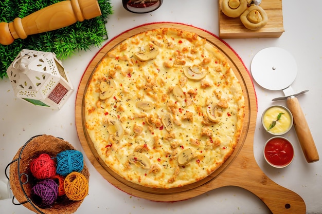 Pollo alfredo pizza con salsa di pomodoro e maionese isolata su tavola di legno vista dall'alto del cibo italiano su sfondo di legno