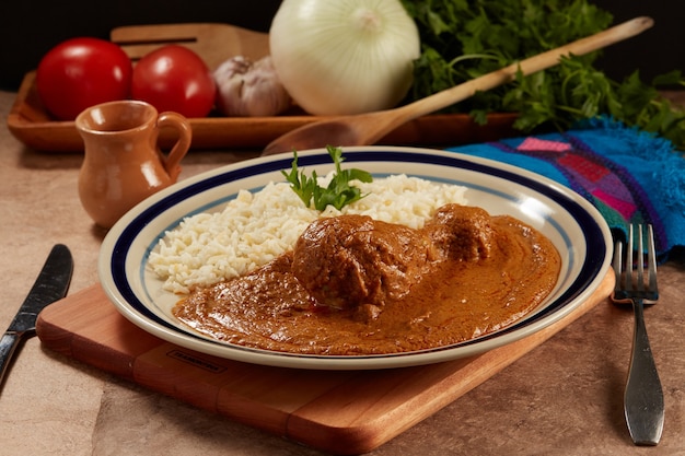 Pollo con pipiar rojo con arroz blanco comida mexicana