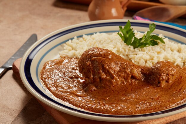 사진 pollo con pipiar rojo con arroz blanco comida mexicana