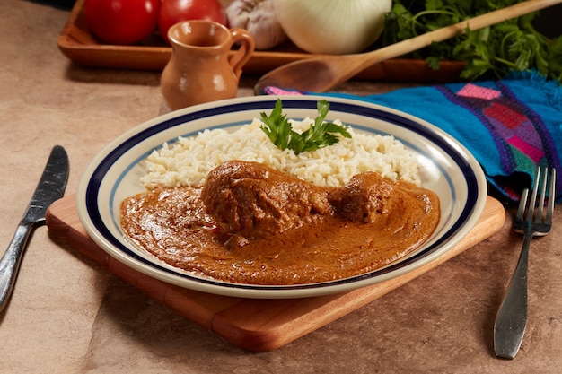 Pollo con pipiar rojo con arroz blanco comida mexicana