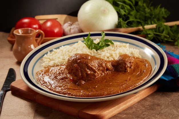 Pollo con pipiar rojo con arroz blanco comida mexicana