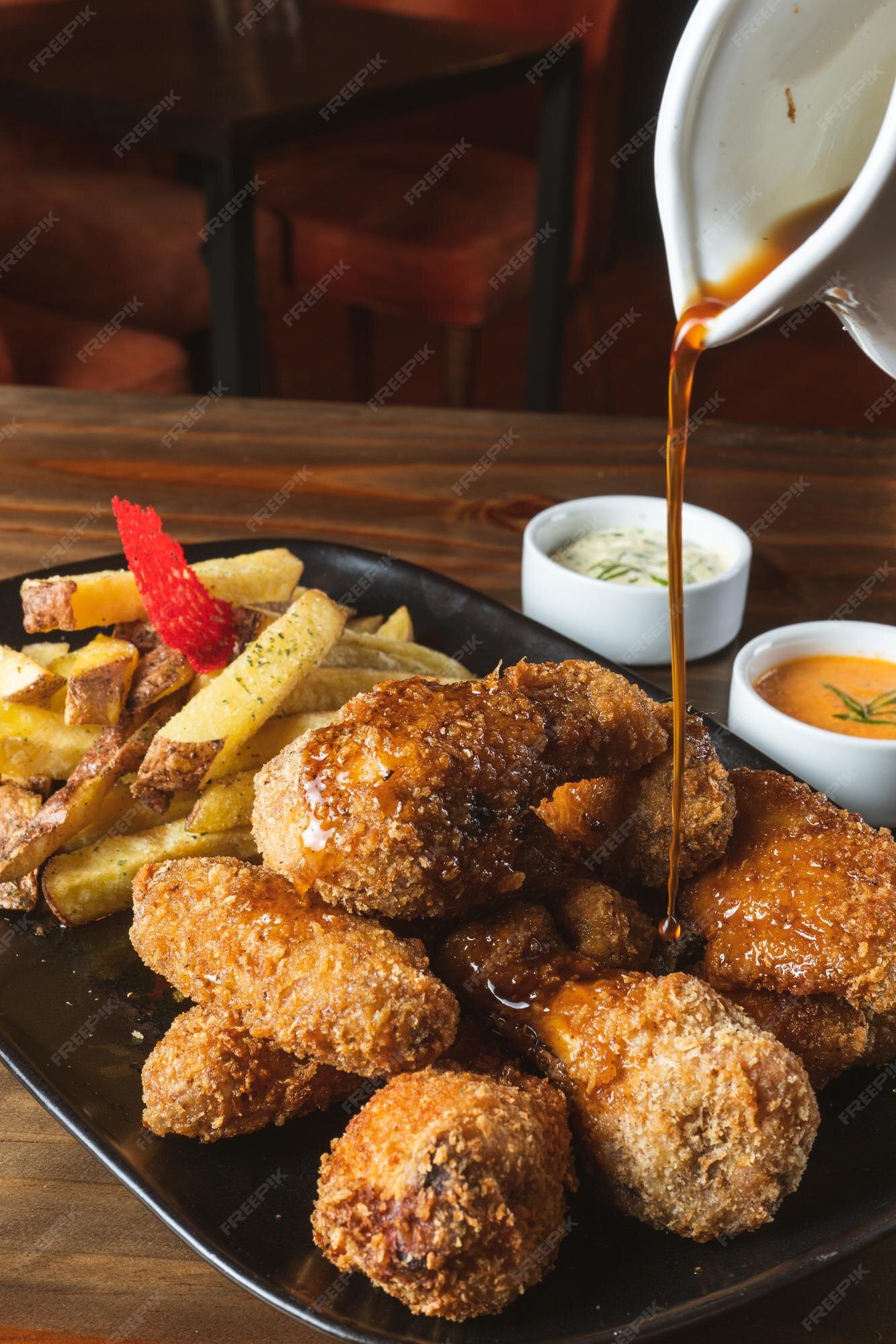 Premium Photo | Pollo frito con papas fritas y cremas con un fondo de