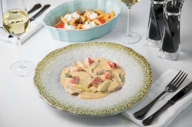 Pollo gorgonzola and drink orange pieces green curry sauce and sesam seads