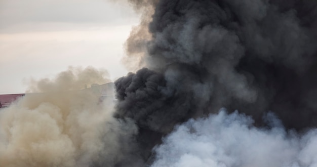 大火事による汚染物質と濃い煙