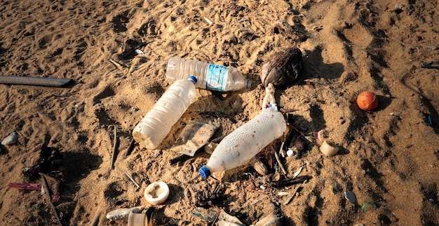 Spiaggia inquinata dello sri lanka con immondizia