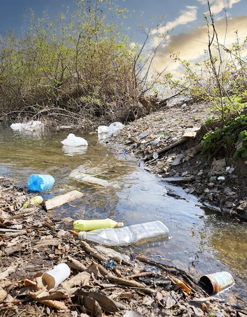 写真 川の水とゴミの汚染について