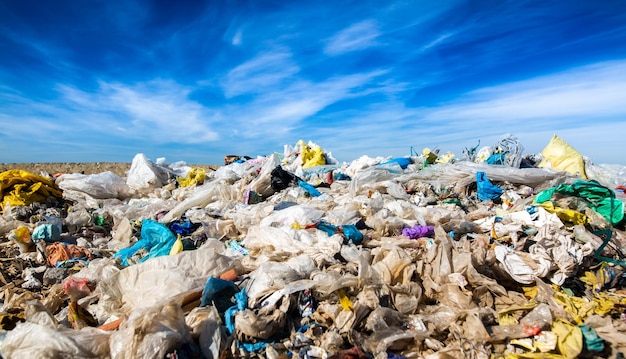 Мусорная куча концепции загрязнения на свалке мусора или на свалке отходов от бытового глобального предупреждения