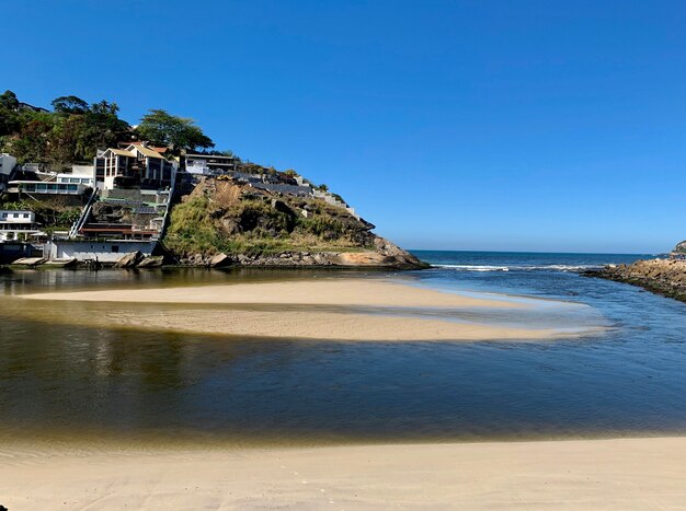 사진 pollution rio barra da tijuca 해변의 marapendi 수로와 quebramar 사이에 엄청난 오염 물질이 보입니다.