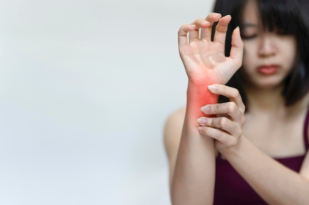 Foto polspijn bij jonge vrouwen of ziekten die verband houden met reuma kantoorsyndroom oefening.