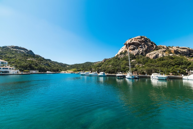 Poltu quatu-haven op een zonnige dag sardinië