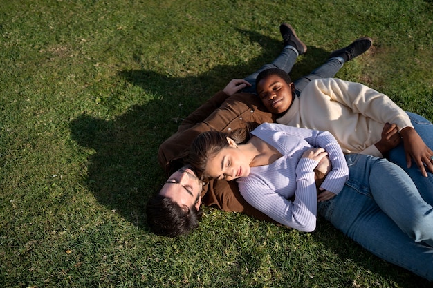 Photo polyamory people spending time together