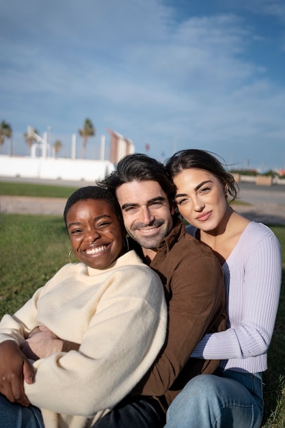 Foto persone poliamore che trascorrono del tempo insieme