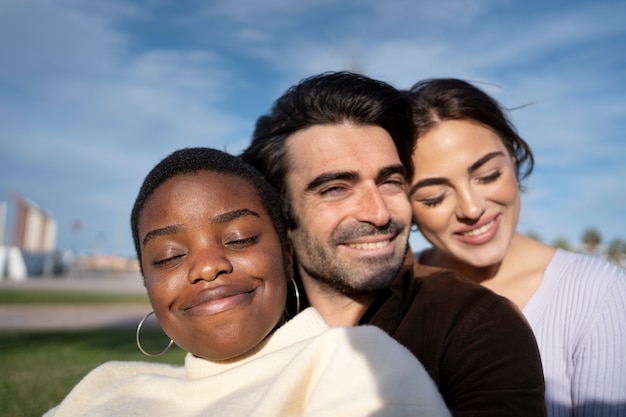 Photo polyamory people spending time together