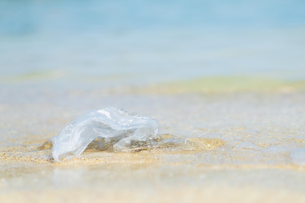 Polyethyleenzak op zand bij strandprobleem van vervuiling