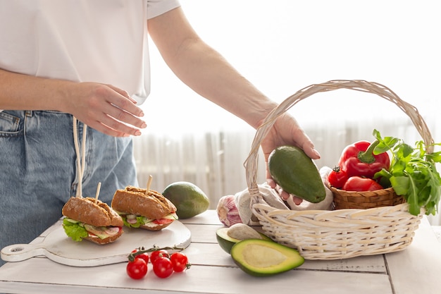 Poman mette l'avocado in un cestino da picnic