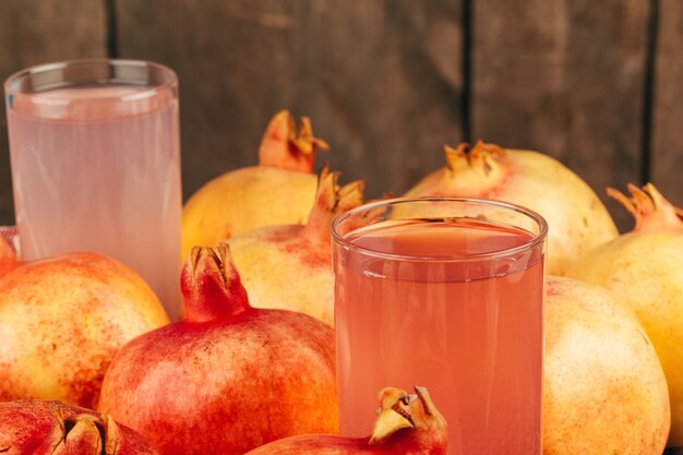 Foto frutta del melograno su un vecchio fondo di legno