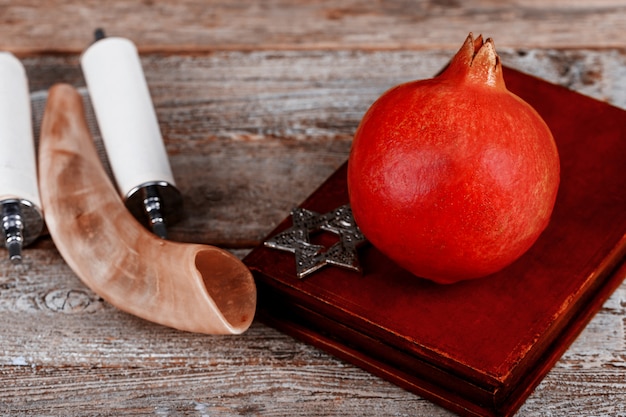 Frutta del melograno pronta per il nuovo anno ebreo, rosh hashanah torah