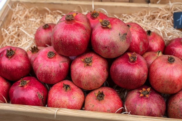 사진 석류 과일 시장의 야채 카운터 계절 상품 거래