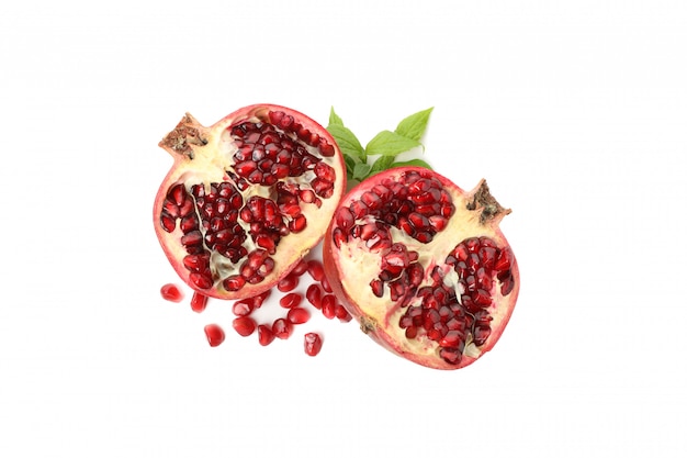 Photo pomegranate isolated on white. juicy fruit