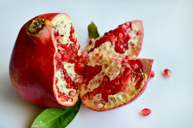 Photo pomegranate and its insides on a white background