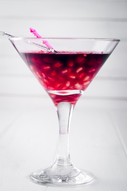 Фото Гранатовый мартини с семенами в стакане