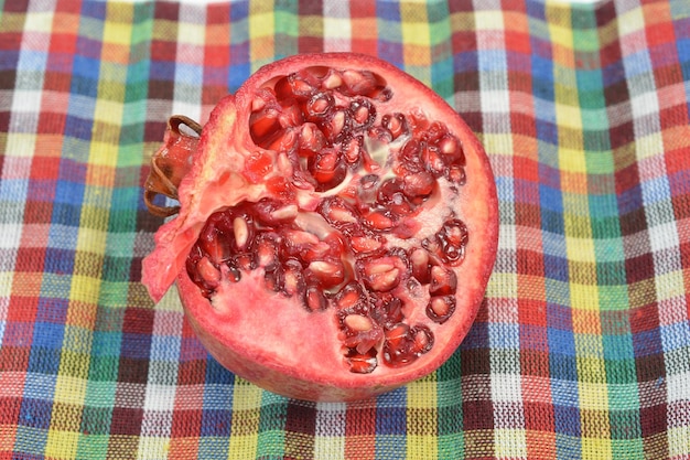 Foto semi di melograno frutta dimezzatavitamina e concetto di alimentazione sana