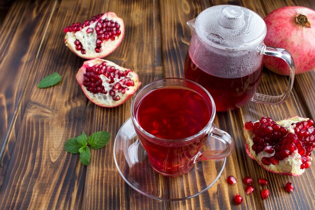 Tè al melograno nella tazza di vetro