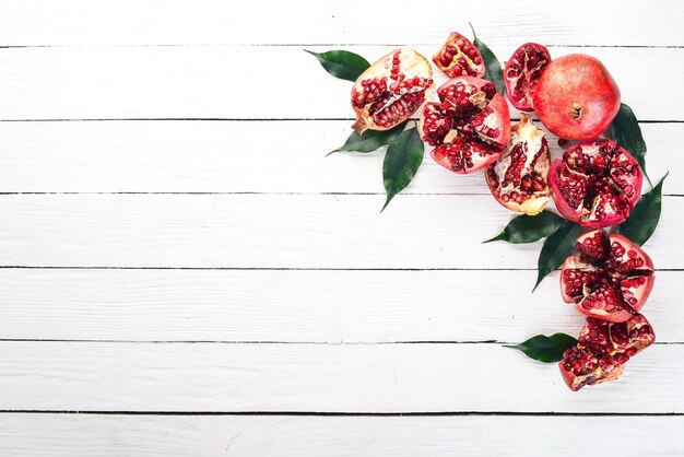 Photo pomegranate on a white wooden background top view copy space