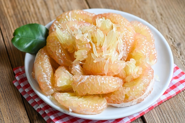 Pomelo fruit op witte plaat verse pomelo geschild van pomelo boom pummelo Cloce up grapefruit in zomer tropisch fruit in thailand