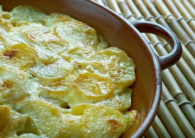 非常に大量の溶かしたバターで調理したスライスした層状のジャガイモのPommesAnnaの古典的なフランス料理。