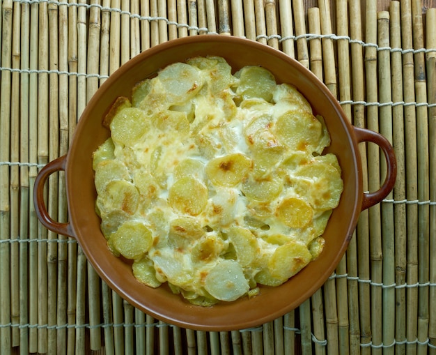 Pommes Anna klassiek Frans gerecht van gesneden, gelaagde aardappelen gekookt in een zeer grote hoeveelheid gesmolten boter.