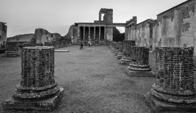 Foto pompei teatri romani nero e bianco vulcano italia