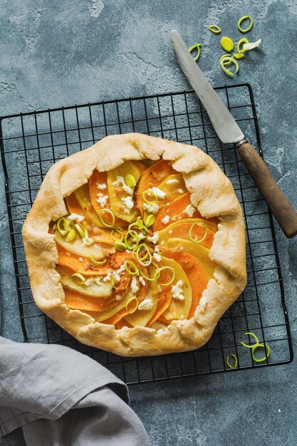 Pompoen, aardappel, fetakaas en prei galette taartbord