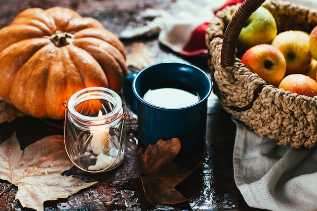 Pompoen, appels en thee op houten tafel