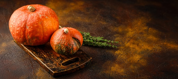 Pompoen, basilicum en tijm op een roestige tafel