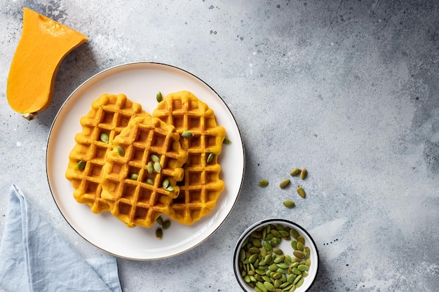 Foto pompoen belgische wafels op witte plaat